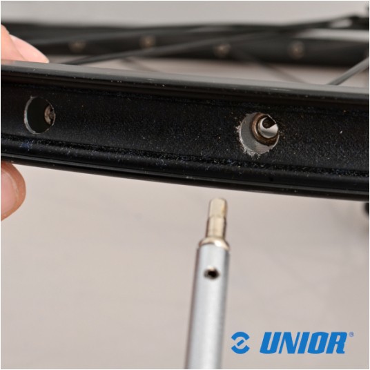 Śrubokręt UNR-1751/2Q d/nypli kwadratowych 3.2mm